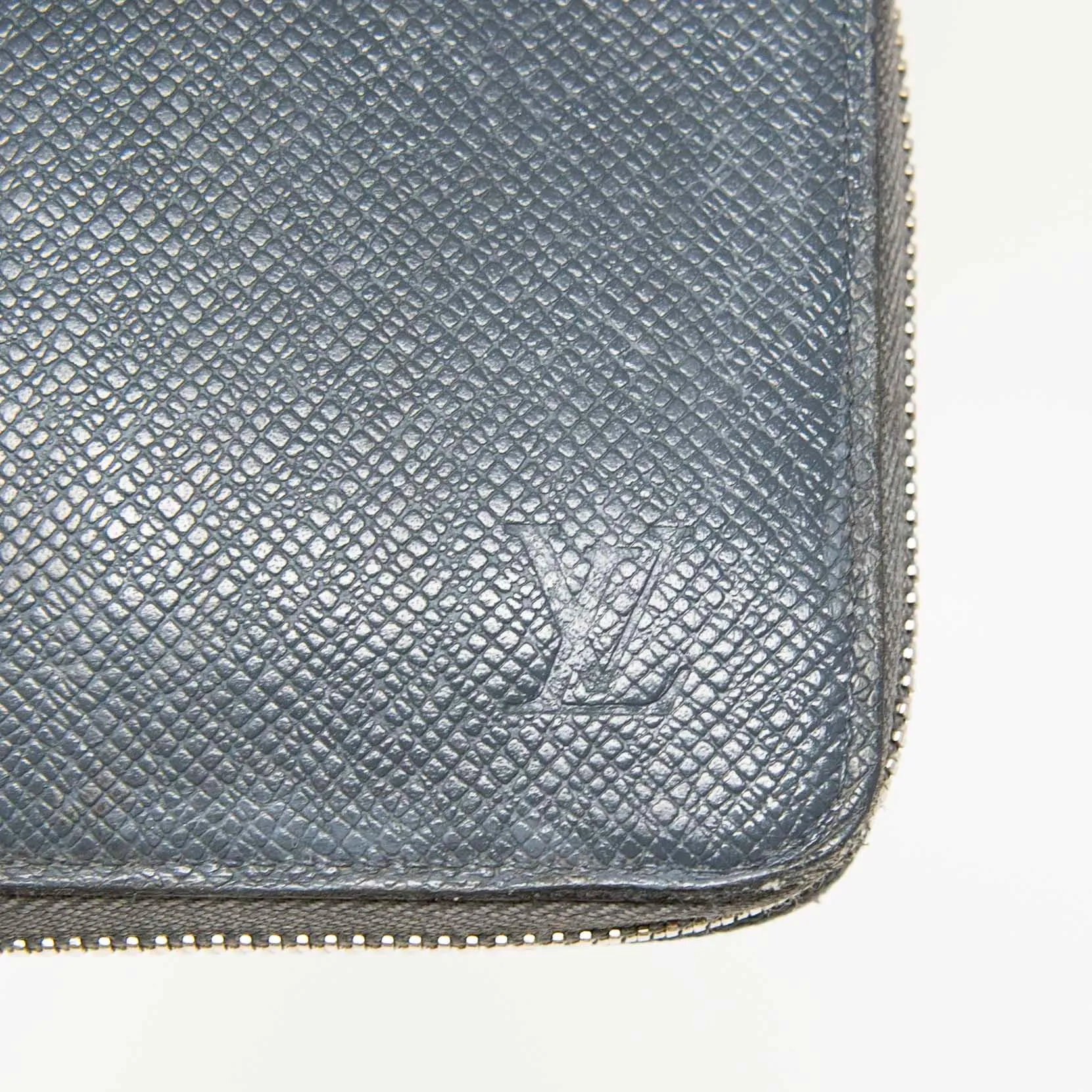 Louis Vuitton Grey Taiga Zippy Wallet