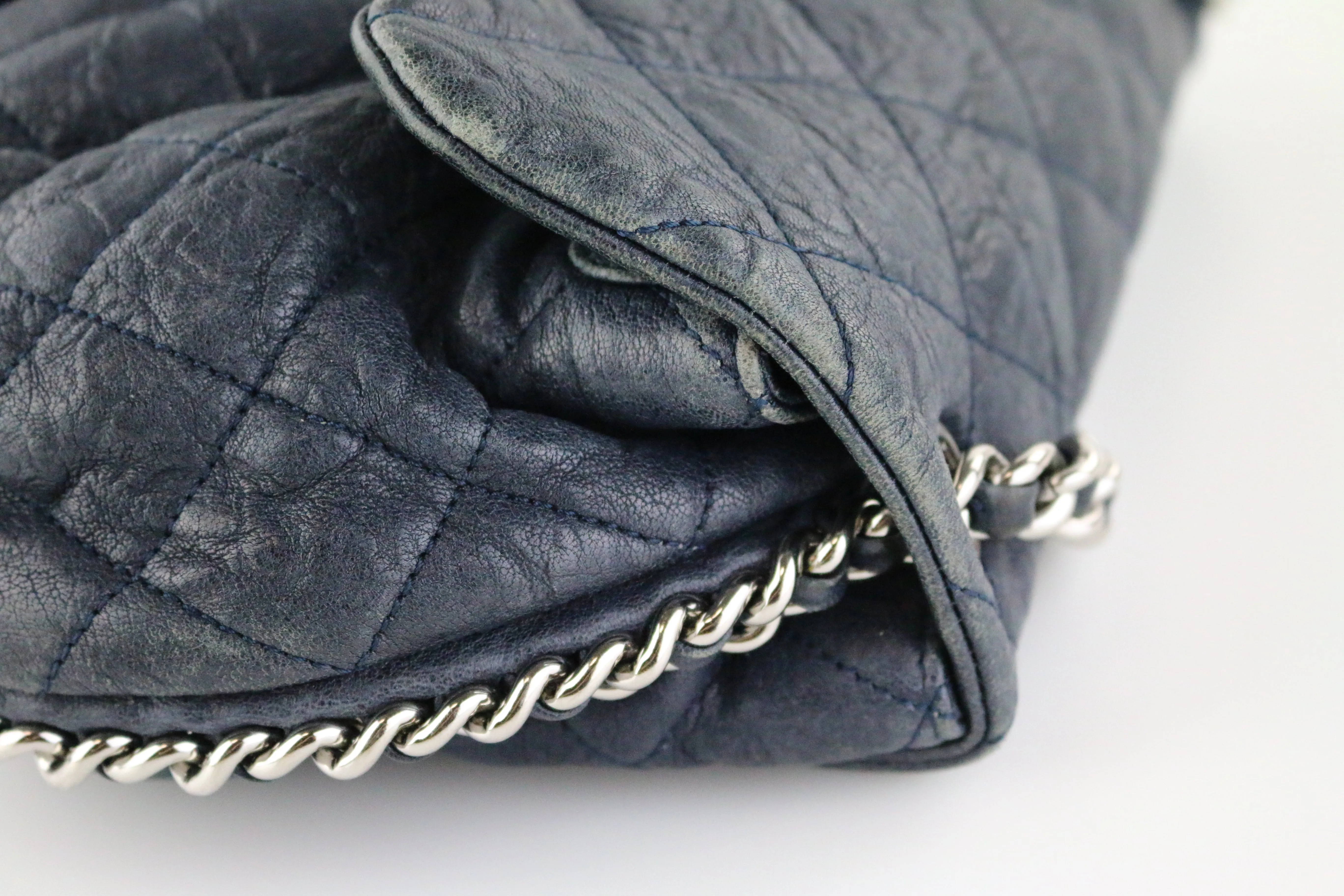 Navy Medium Chain Around Messenger